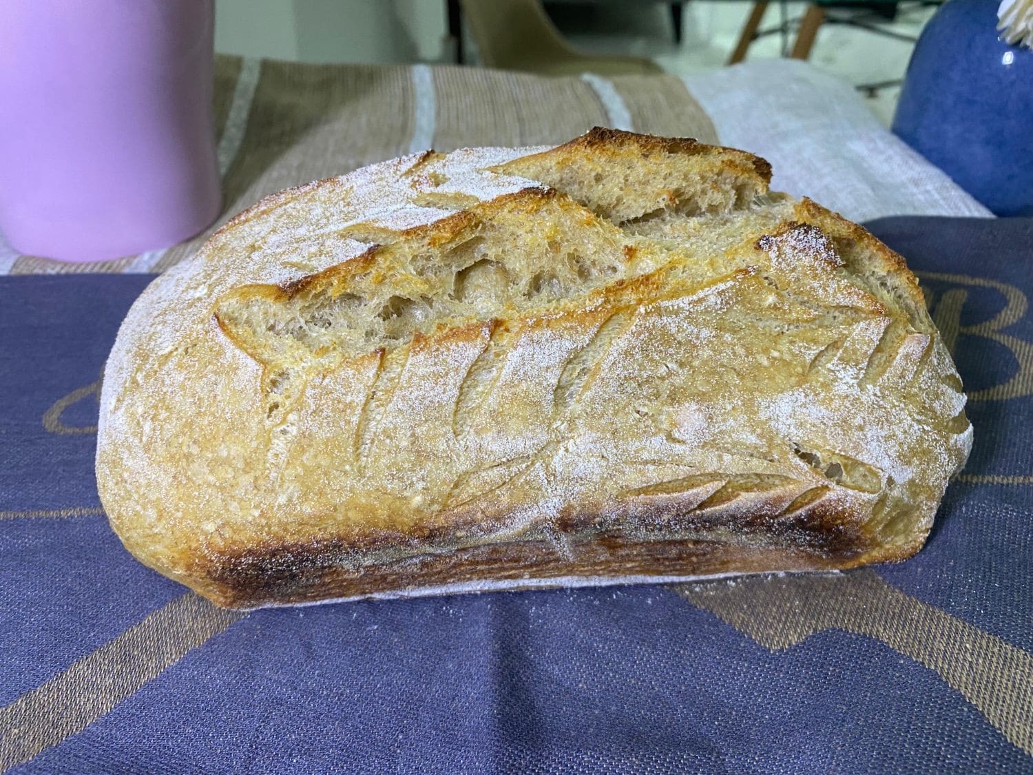 Pan de masa madre recién horneado
