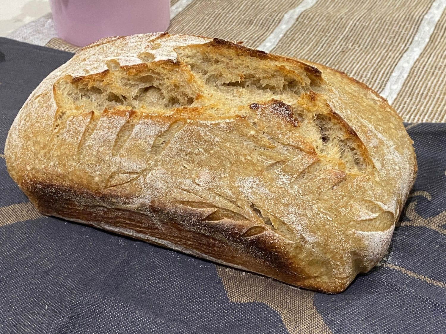 Pan de masa madre recién horneado, vista superior