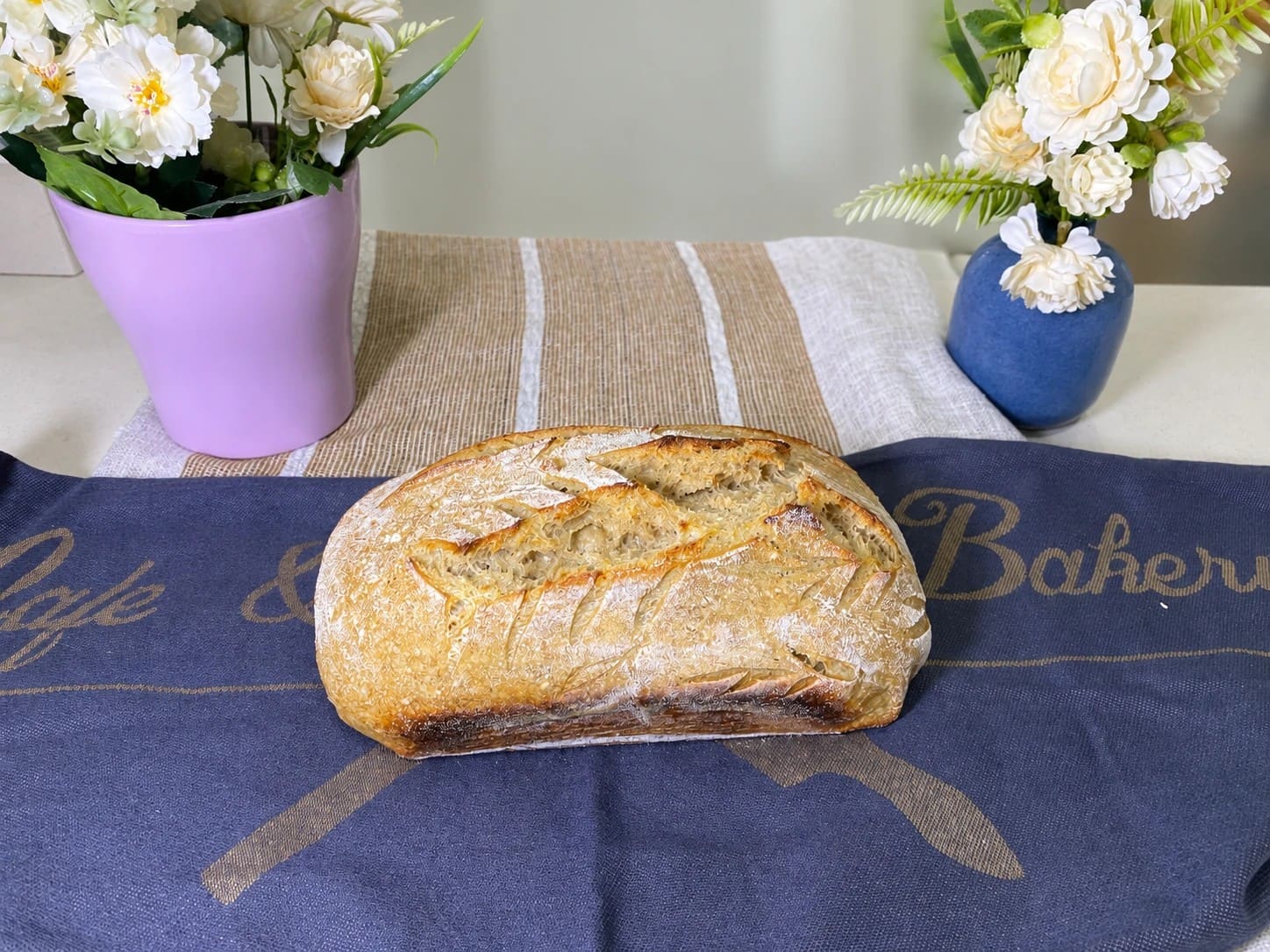Pan de masa madre entero sobre una tabla de madera